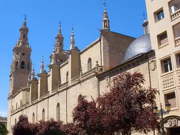 Concatedral de Santa María de la Redonda de Logroño: ¿sabías que tiene sus propias&quot; torres gemelas&quot;?