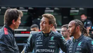 Toto Wolff, George Russell y Lewis Hamilton