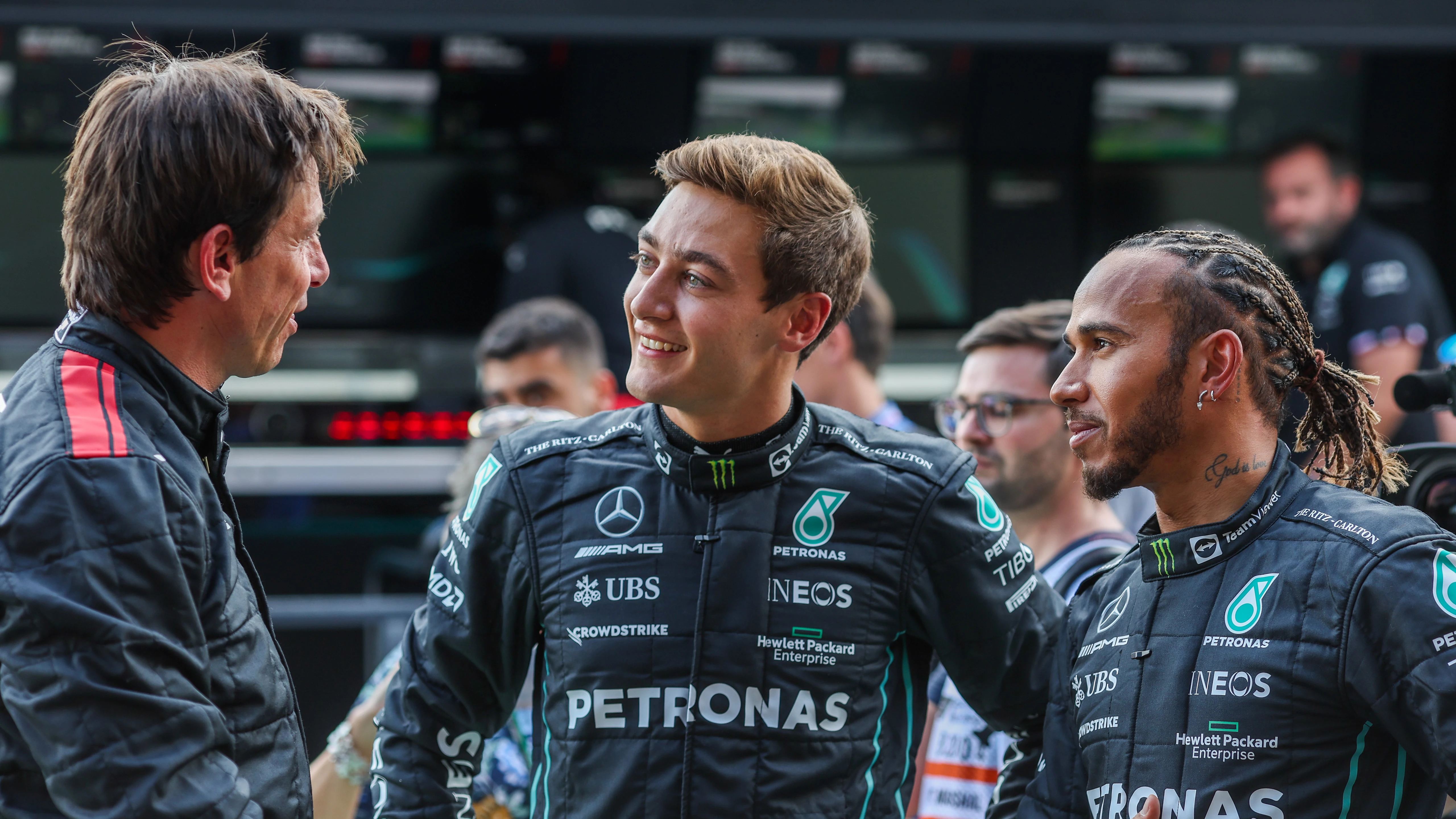 Toto Wolff, George Russell y Lewis Hamilton