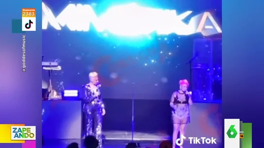 La sorpresa de Mónica Naranjo al sacar a una fan en su concierto de México La sorpresa de Mónica Naranjo al sacar a una fan en su concierto de México