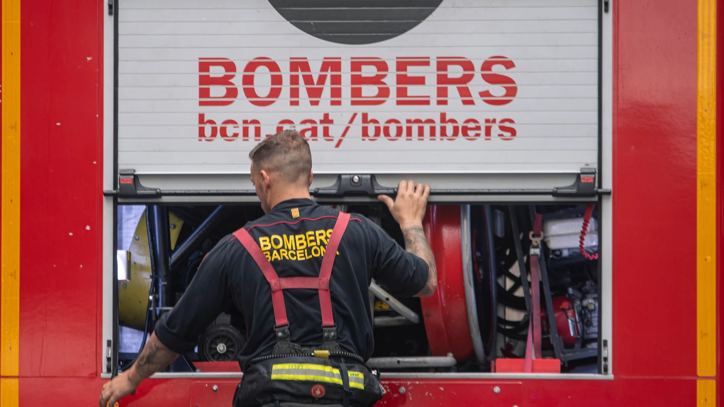 Imagen de archivo de un bombero y un camión en Barcelona Imagen de archivo de un bombero y un camión en Barcelona