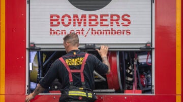 Imagen de archivo de un bombero y un camión en Barcelona