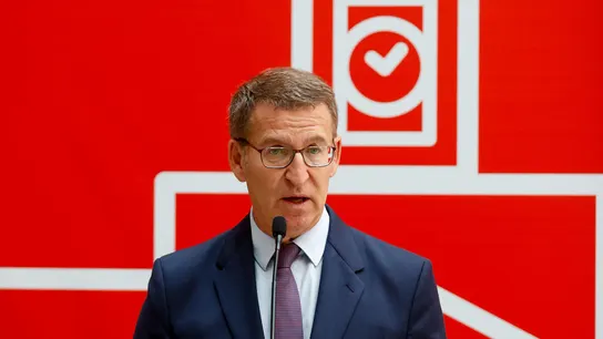 El líder del PP, Alberto Núñez Feijóo, realiza declaraciones a la prensa durante su asistecia a la toma de posesión de la candidata del PP Isabel Díaz Ayuso. El líder del PP, Alberto Núñez Feijóo, realiza declaraciones a la prensa durante su asistecia a la toma de posesión de la candidata del PP Isabel Díaz Ayuso.