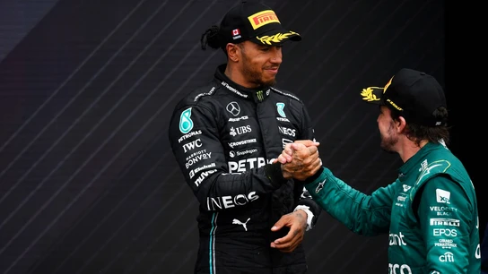 Saludo entre Lewis Hamilton y Fernando Alonso Saludo entre Lewis Hamilton y Fernando Alonso