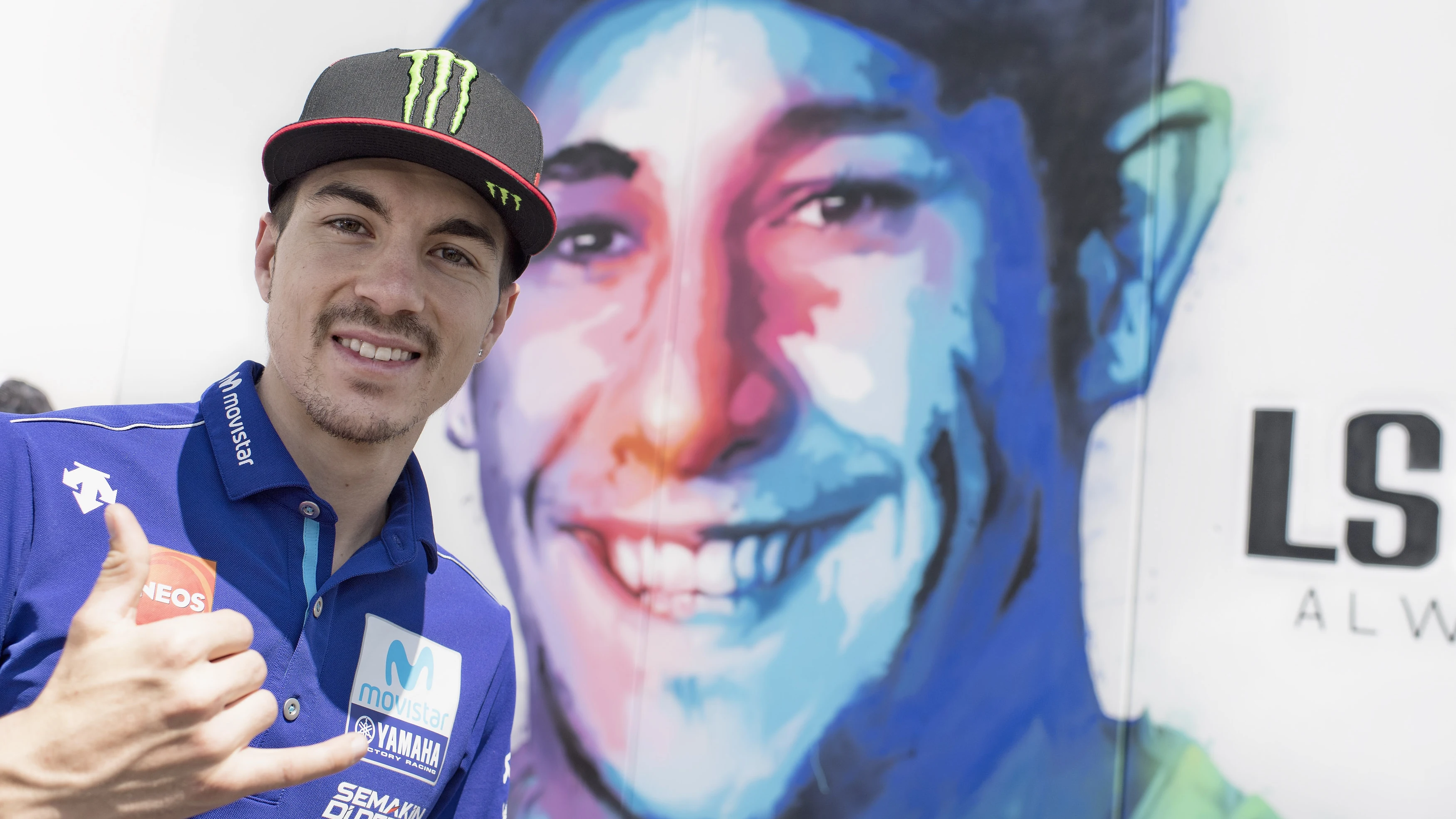 Maverick Viñales, en un mural dedicado a Luis Salom