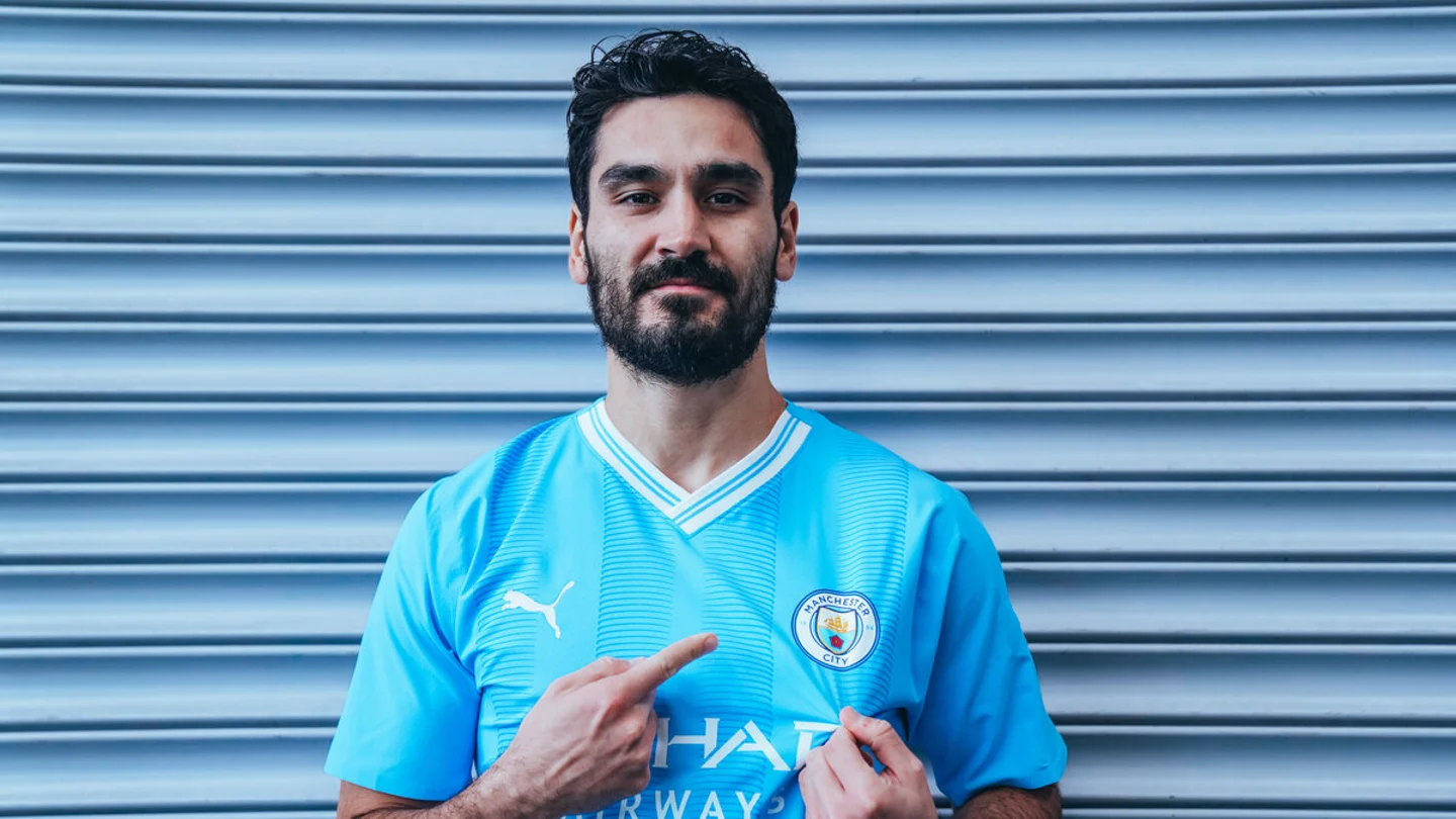 Ilkay Gündogan, con la nueva camiseta del Manchester City Ilkay Gündogan, con la nueva camiseta del Manchester City