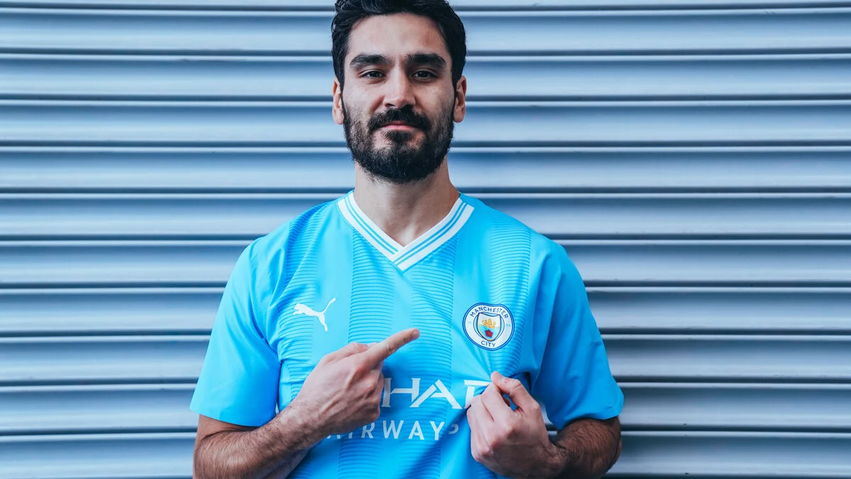 Ilkay Gündogan, con la nueva camiseta del Manchester City