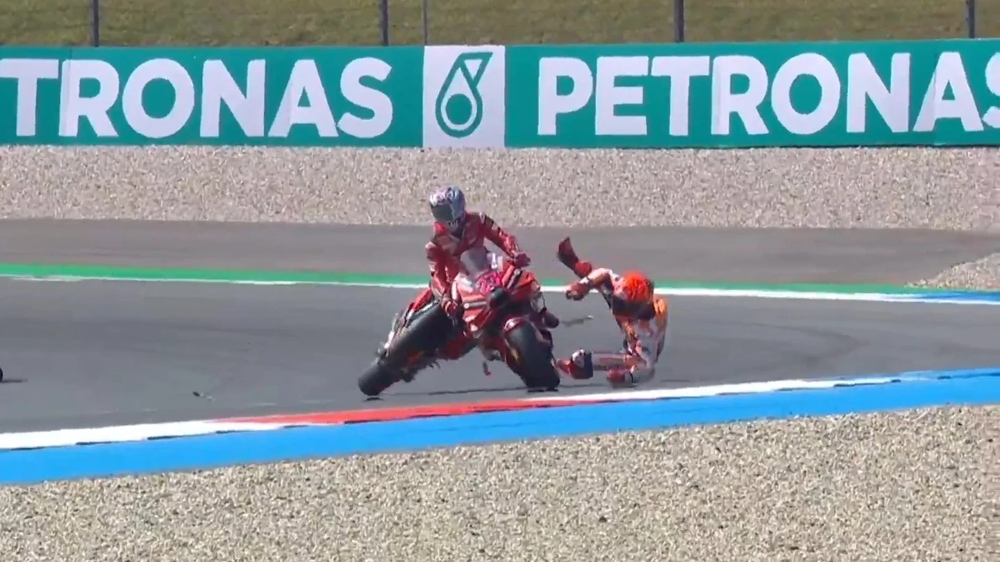 La caída de Marc Márquez en la clasificación de Assen La caída de Marc Márquez en la clasificación de Assen