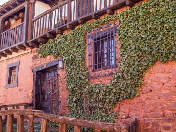 Madriguera, uno de los bellos pueblos rojos de Segovia