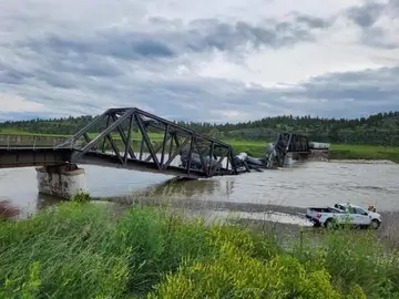 Un tren con material peligroso cae al río Yellowstone en Montana tras el hundimiento de un puente
