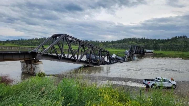 Un tren con material peligroso cae al río Yellowstone en Montana tras el hundimiento de un puente