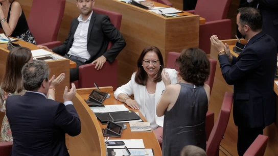 La diputada de Vox Llanos Massó ha sido elegida este lunes presidenta de Les Corts Valencianes con el respaldo de 53 votos, que se corresponden con los 40 diputados que tiene el PP en el hemiciclo y los 13 del grupo Vox. La diputada de Vox Llanos Massó ha sido elegida este lunes presidenta de Les Corts Valencianes con el respaldo de 53 votos, que se corresponden con los 40 diputados que tiene el PP en el hemiciclo y los 13 del grupo Vox.