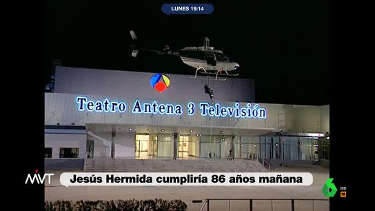El histórico aterrizaje de Jesús Hermida en Antena 3: así fue su bajada de un helicóptero en pleno vuelo y en directo En este vídeo, Más Vale Tarde homenajea a Jesús Hermida, que hoy cumpliría 86 años, y recuerda uno de los momentos más históricos de su dilatada trayectoria en la televisión: su primer programa en Antena 3 que arrancó de forma épica.
