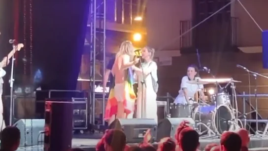 Rocío Saiz durante su concierto este sábado en Murcia, cuando le exigían que se pusiera la camiseta. Rocío Saiz durante su concierto este sábado en Murcia, cuando le exigían que se pusiera la camiseta.