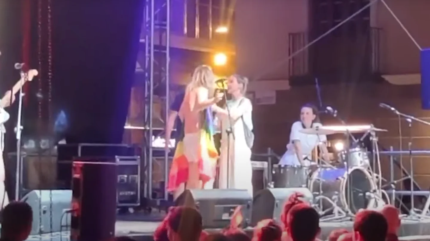 Rocío Saiz durante su concierto este sábado en Murcia, cuando le exigían que se pusiera la camiseta. Rocío Saiz durante su concierto este sábado en Murcia, cuando le exigían que se pusiera la camiseta.