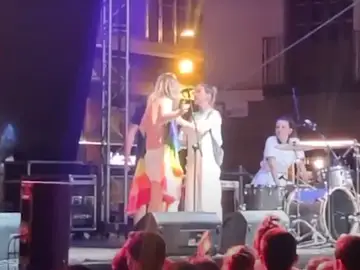 Rocío Saiz durante su concierto este sábado en Murcia, cuando le exigían que se pusiera la camiseta.