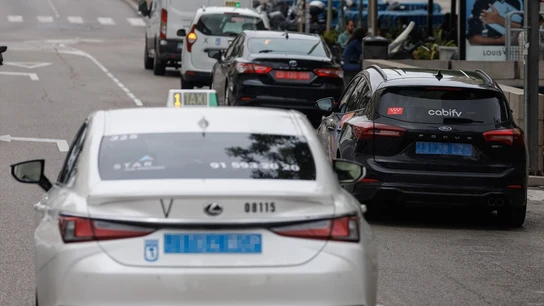 Imagen de archivo de un taxi y un VTC. Imagen de archivo de un taxi y un VTC.