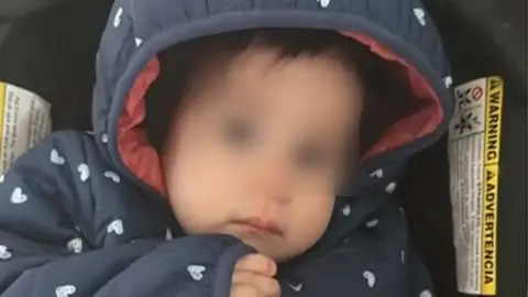 Muere una bebé de 16 meses después de que su madre la dejara sola en casa para irse de vacaciones