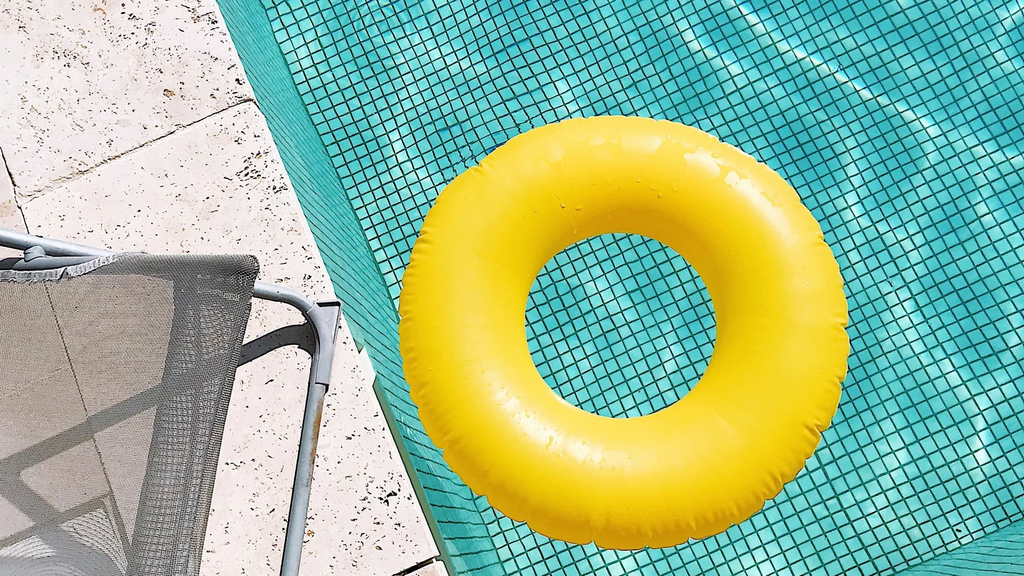 Imagen de archivo de una piscina. Imagen de archivo de una piscina.