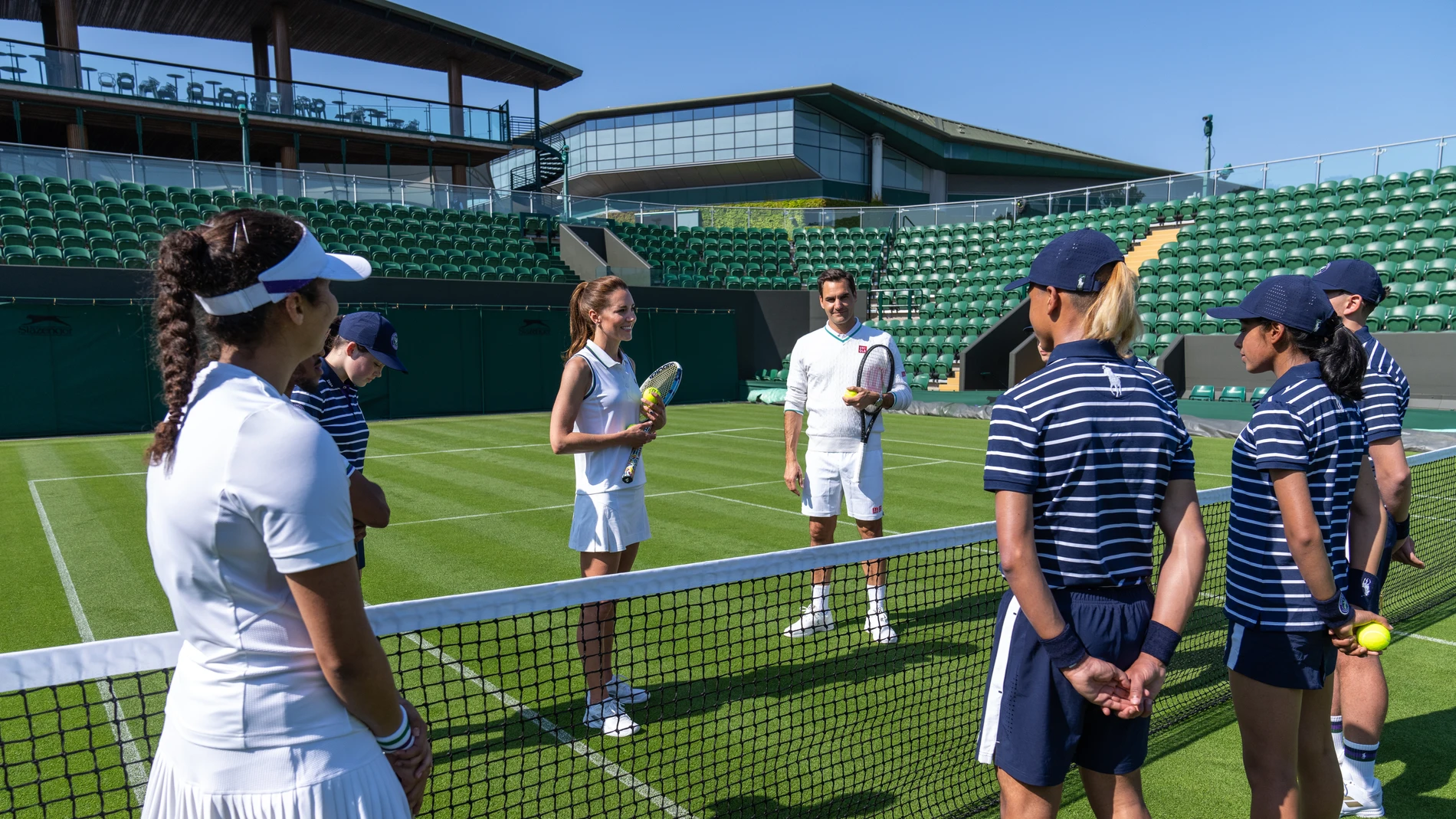 Roger Federer vuelve a Wimbledon como profesor y recogepelotas