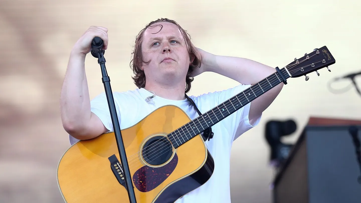 Lewis Capaldi paraliza su gira por su última crisis: "Estoy aprendiendo a adaptarme al impacto de Tourette" Lewis Capaldi paraliza su gira por su última crisis: "Estoy aprendiendo a adaptarme al impacto de Tourette"