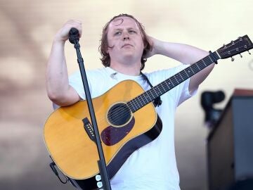 Lewis Capaldi paralyzes his tour due to his latest crisis: “I am learning to adapt to the impact of Tourette”