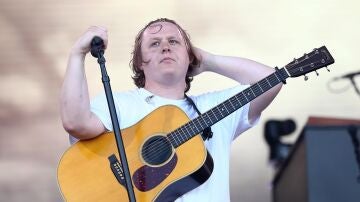 Lewis Capaldi paraliza su gira por su última crisis: "Estoy aprendiendo a adaptarme al impacto de Tourette"