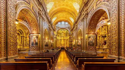 Interior de la Iglesia de la Compañía de Quito Interior de la Iglesia de la Compañía de Quito