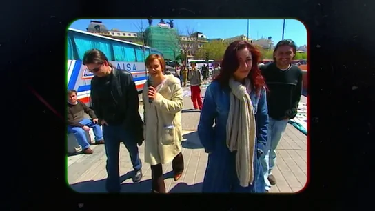 Asi reaccionó Ángeles al ver los discos de Camela por el suelo con los manteros intentando venderlos Asi reaccionó Ángeles al ver los discos de Camela por el suelo con los manteros intentando venderlos