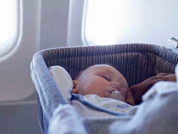 Bebé recién nacido en un avión