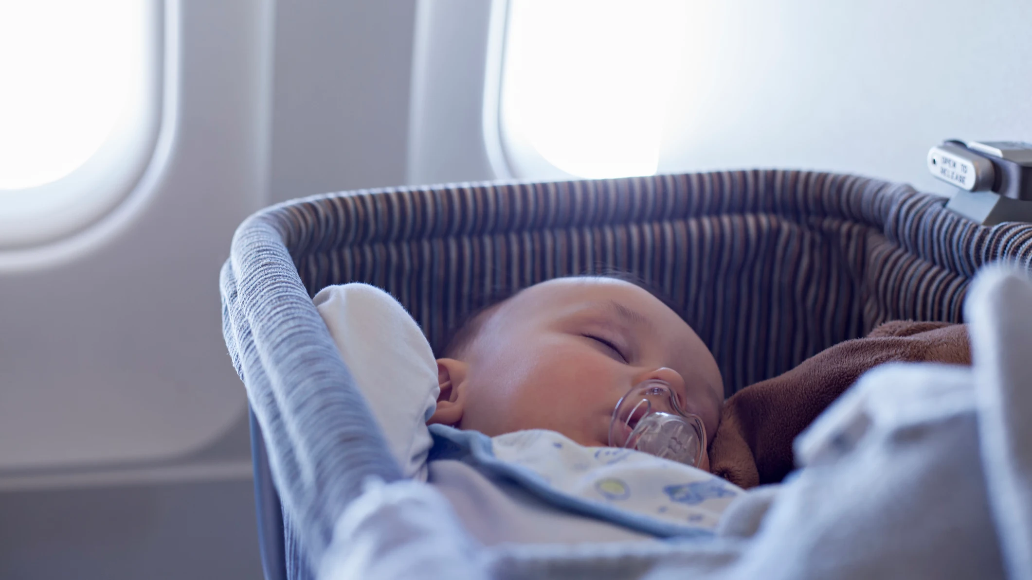 Beb&eacute; reci&eacute;n nacido en un avi&oacute;n