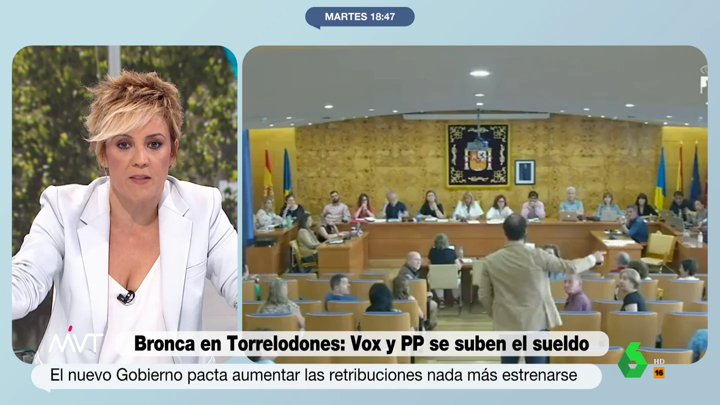 Cristina Pardo estalla por la subida de sueldo de PP y Vox en Torrelodones: Igual quieren que Pedro Sánchez gane las elecciones "Llevan cuatro días en el cargo y se han subido el sueldo", comenta indignada Cristina Pardo en este vídeo, donde analiza la decisión de PP y Vox de subirse el sueldo tan solo unos pocos días después de llegar al Ayuntamiento de Torrelodones.