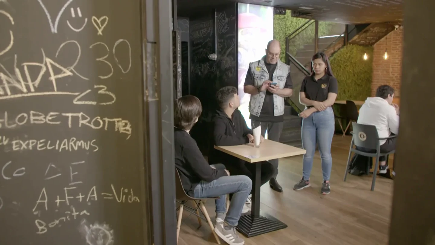 "No sé si reír o llorar": la reacción del jefe infiltrado al descubrir que la camarera de Toro Burger se inventa los precios "No sé si reír o llorar": la reacción del jefe infiltrado al descubrir que la camarera de Toro Burger se inventa los precios