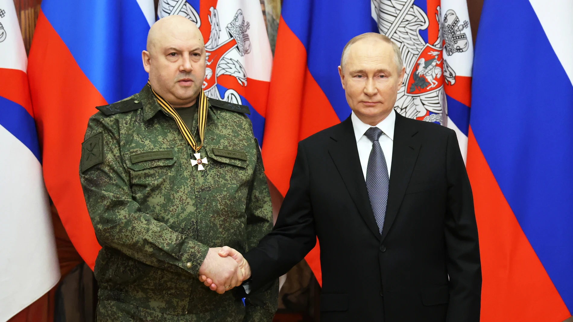 Sergei Surovikin se da la mano con Vladimir Putin