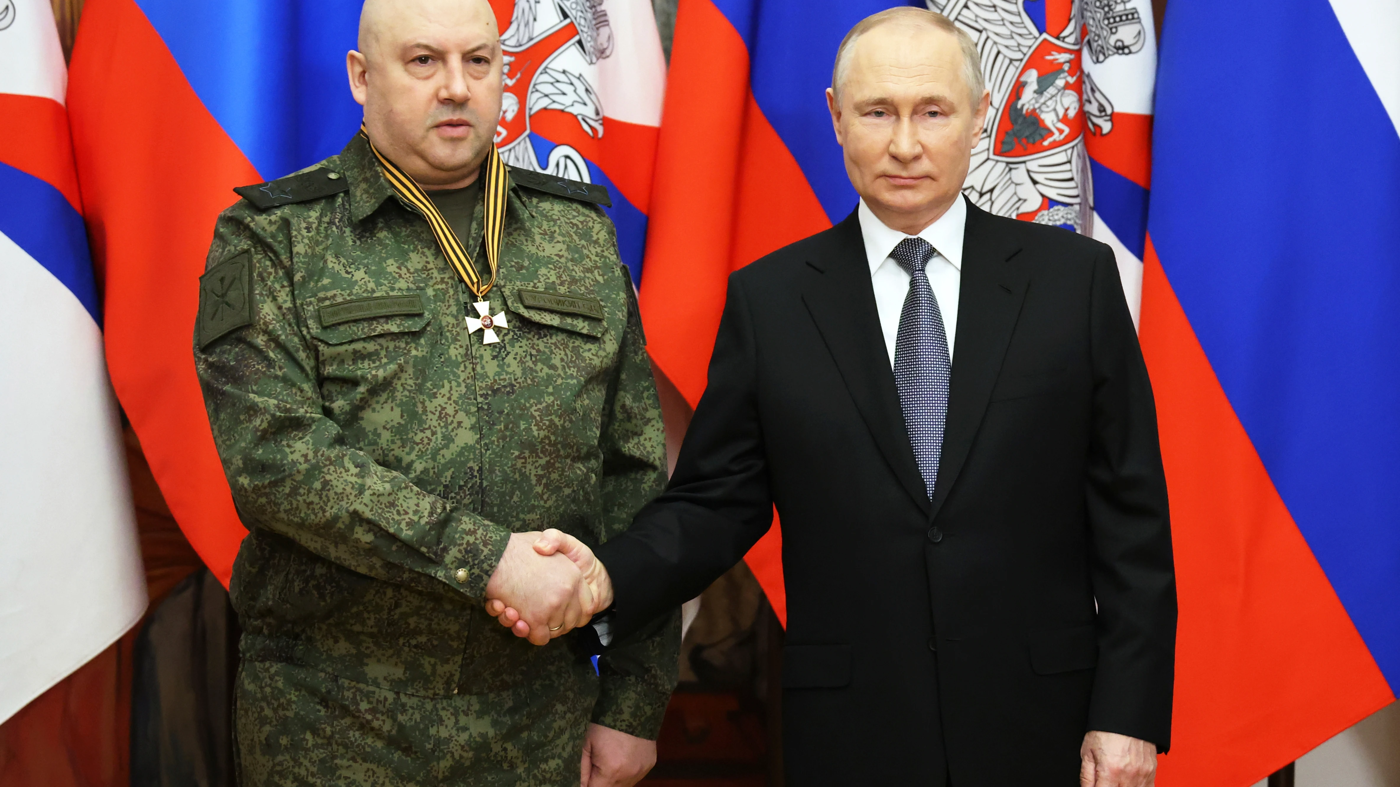 Sergei Surovikin se da la mano con Vladimir Putin