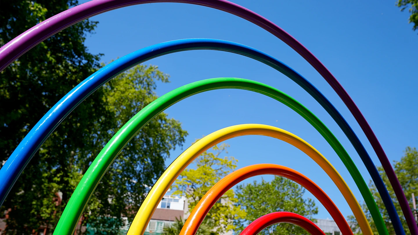 Una escultura con forma de arcoíris en Reino Unido en 2021 Una escultura con forma de arcoíris en Reino Unido en 2021