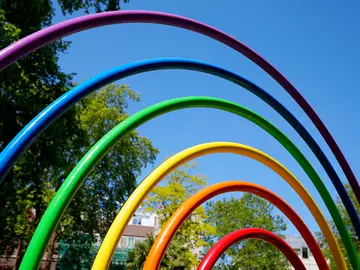 Una escultura con forma de arcoíris en Reino Unido en 2021