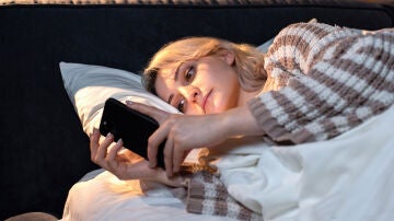 Los expertos del sueño explican cómo nos afecta estar con el móvil por la noche antes de dormir