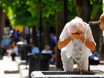 Imagen de archivo de una mujer refrescándose en una fuente de Córdoba. Imagen de archivo de una mujer refrescándose en una fuente de Córdoba.