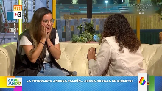 "¿Es broma?": la reacción de la novia de la futbolista Andrea Falcón cuando le pide matrimonio en directo "¿Es broma?": la reacción de la novia de la futbolista Andrea Falcón cuando le pide matrimonio en directo
