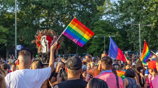 El Orgullo recupera el espíritu combativo ante los pactos con Vox: "Ni un paso atrás" El Orgullo recupera el espíritu combativo ante los pactos con Vox: "Ni un paso atrás"