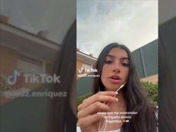 Una argentina que vive en Madrid alucina en TikTok con esta costumbre típica de los españoles: "No miran"