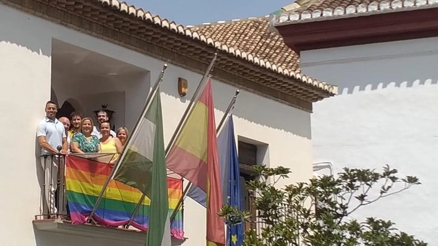 La bandera LGTBI luce en el balcón del Ayuntamiento de La Zubia por el Día del Orgullo La bandera LGTBI luce en el balcón del Ayuntamiento de La Zubia por el Día del Orgullo
