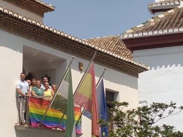 La bandera LGTBI luce en el balcón del Ayuntamiento de La Zubia por el Día del Orgullo