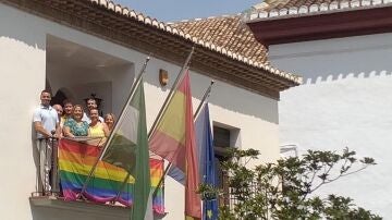 La bandera LGTBI luce en el balcón del Ayuntamiento de La Zubia por el Día del Orgullo