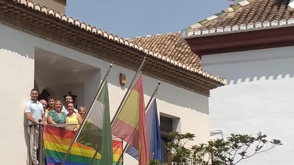 La bandera LGTBI luce en el balcón del Ayuntamiento de La Zubia por el Día del Orgullo