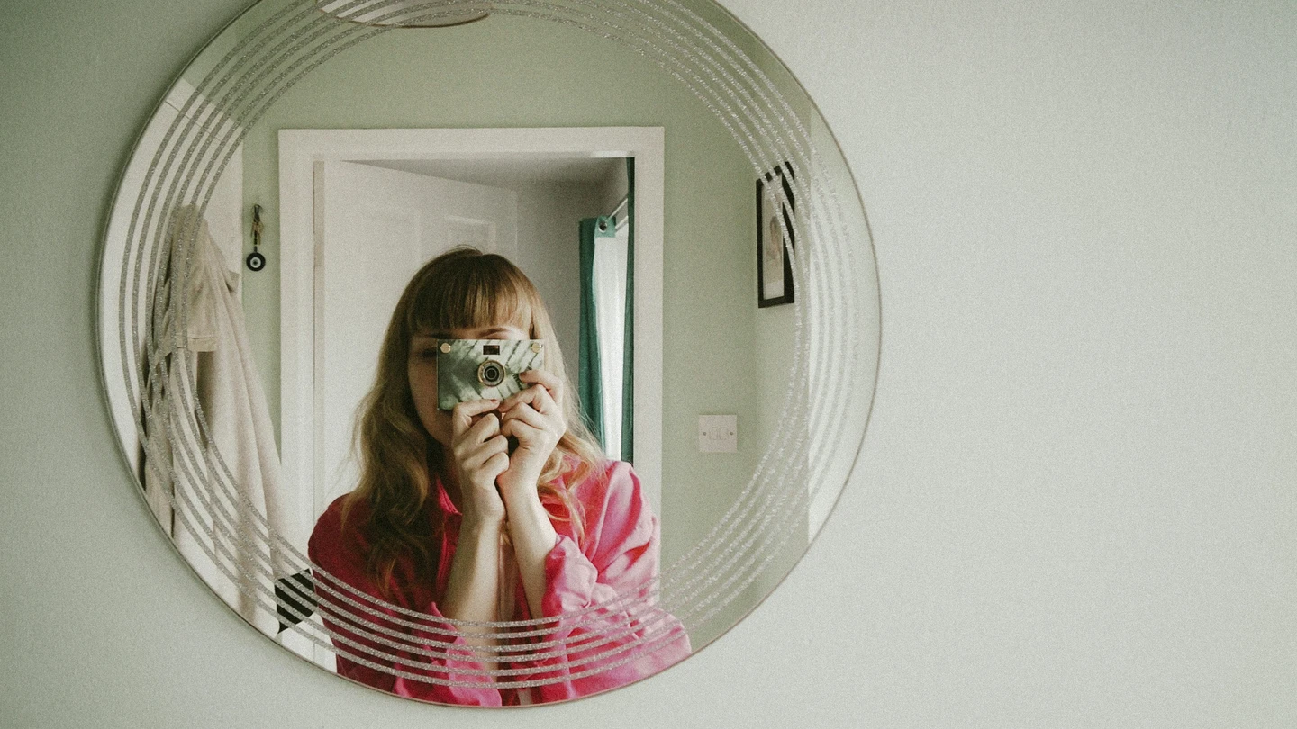 Una mujer se fotografía frente a un espejo Una mujer - Judith Juanhuix