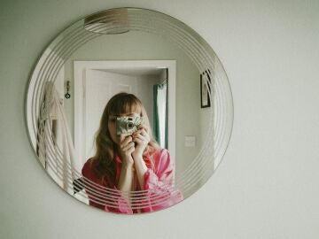 Una mujer se fotografía frente a un espejo
