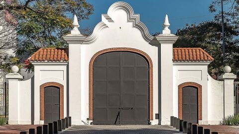 Acceso a la Quinta presidencial de Olivos