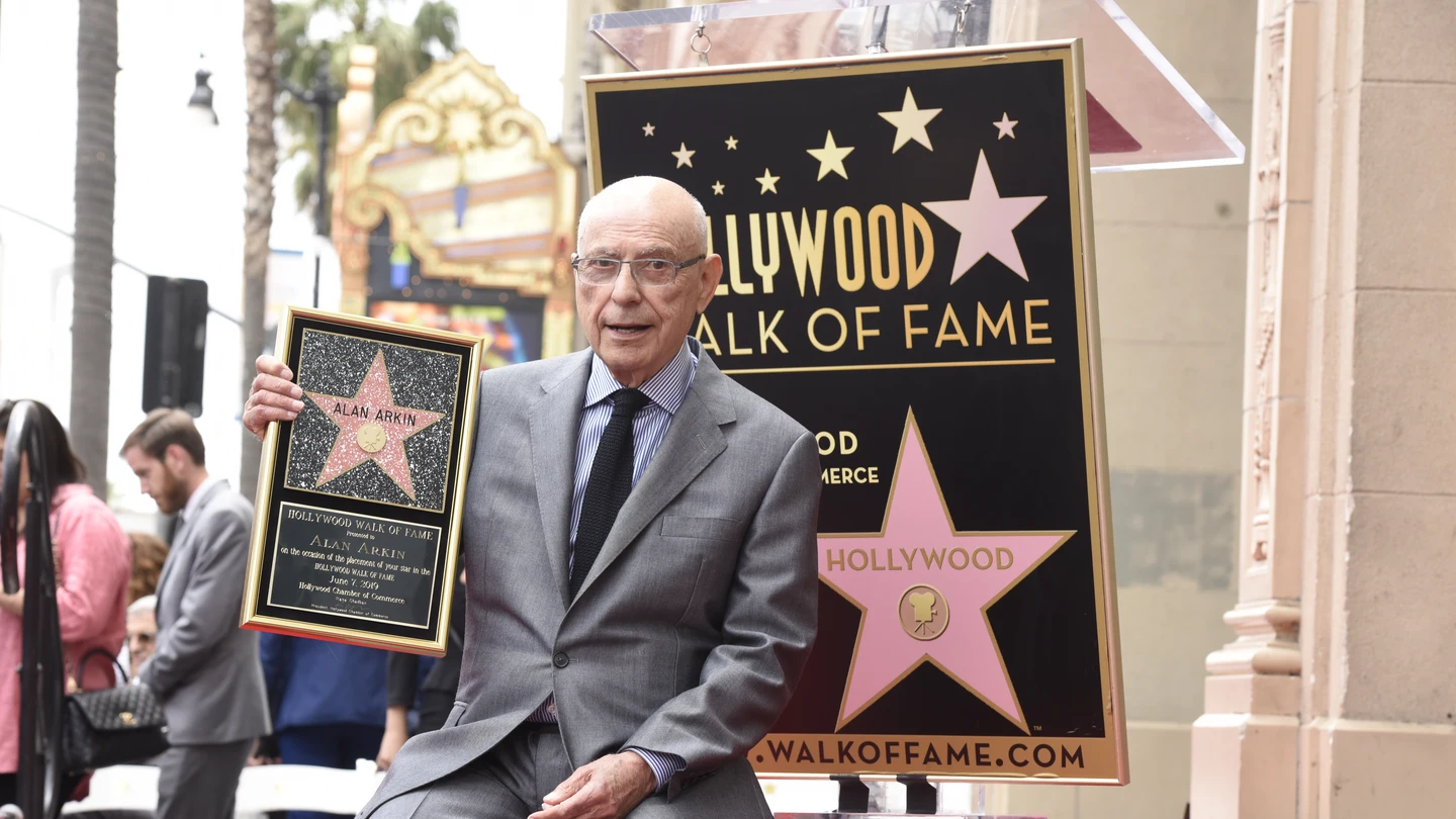 Alan Arkin posa junto a su estrella de la fama en 2019 Alan Arkin posa junto a su estrella de la fama en 2019